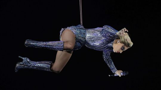Speváčka Lady Gaga sa k divákom zniesla z neba. 