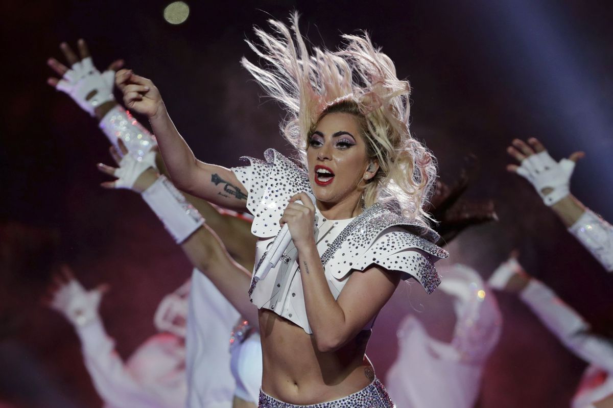 Speváčka Lady Gaga na záver vystúpenia spievala...
