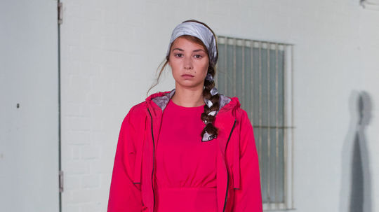 Modelka v kreácii z dielne značky Pietro Filipi...