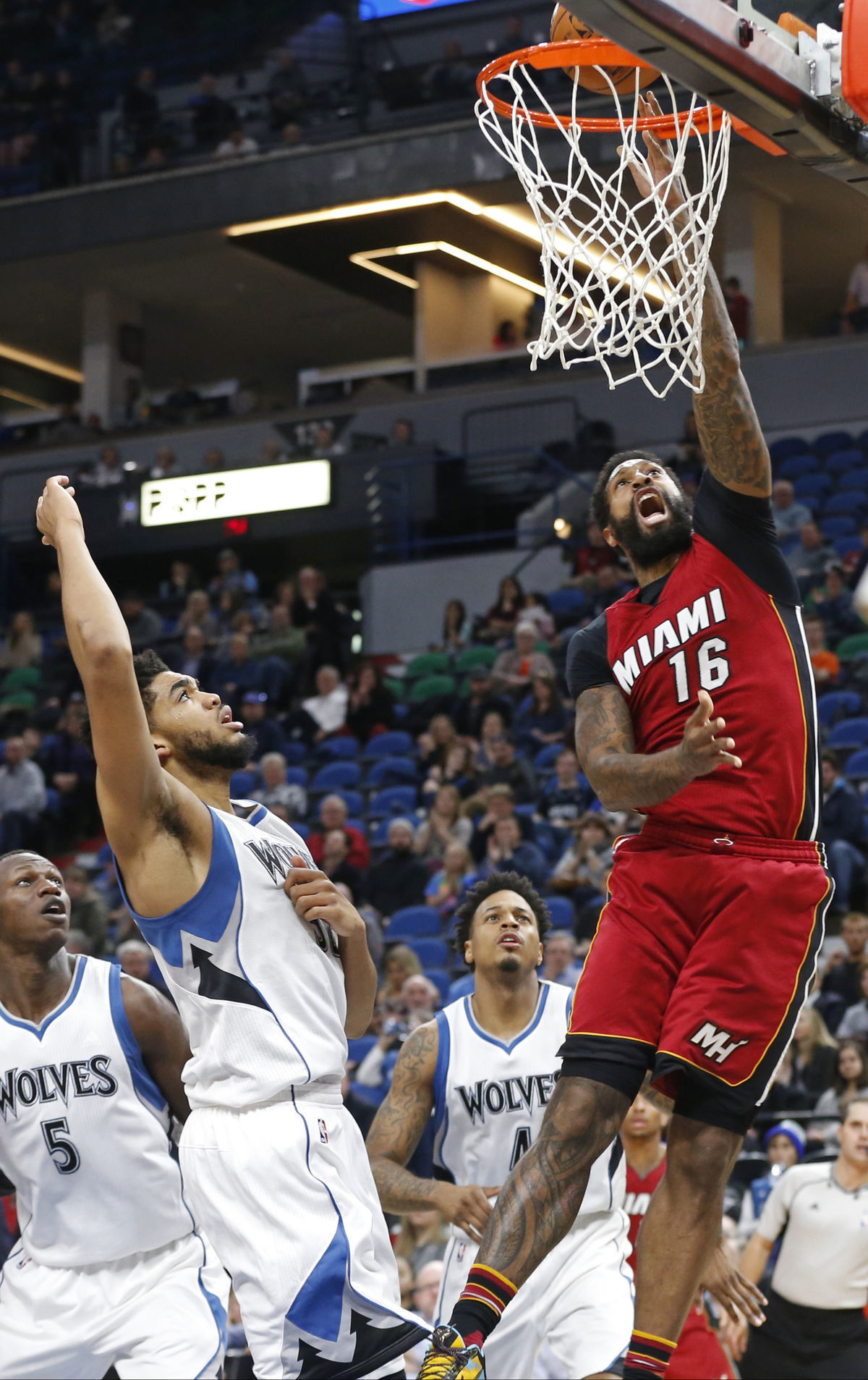 James Johnson zakončuje jednu z akcií Miami.