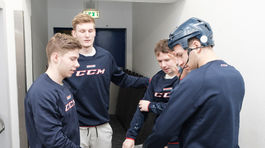 Bronzoví juniori preberajú hokejové opraty