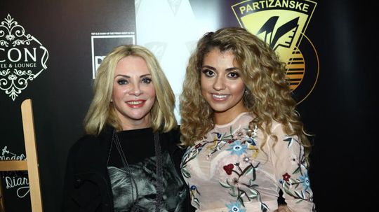 Zľava: Zdena Studenková a  tanečníčka Vierka...