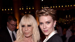 Donatella Versace (vľavo) hostila pri svojom stole herečku Scarlett Johansson