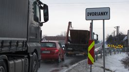 Prechádzajúce kamióny strpčujú Dvoriankam život