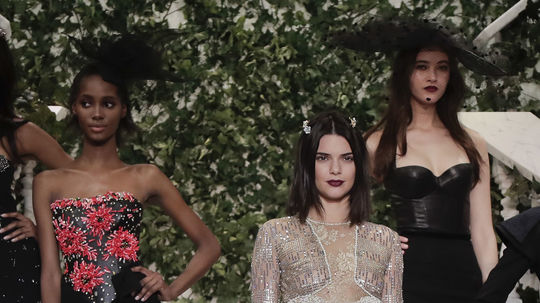 Topmodelka Kendall Jenner predvádzala kolekciu...