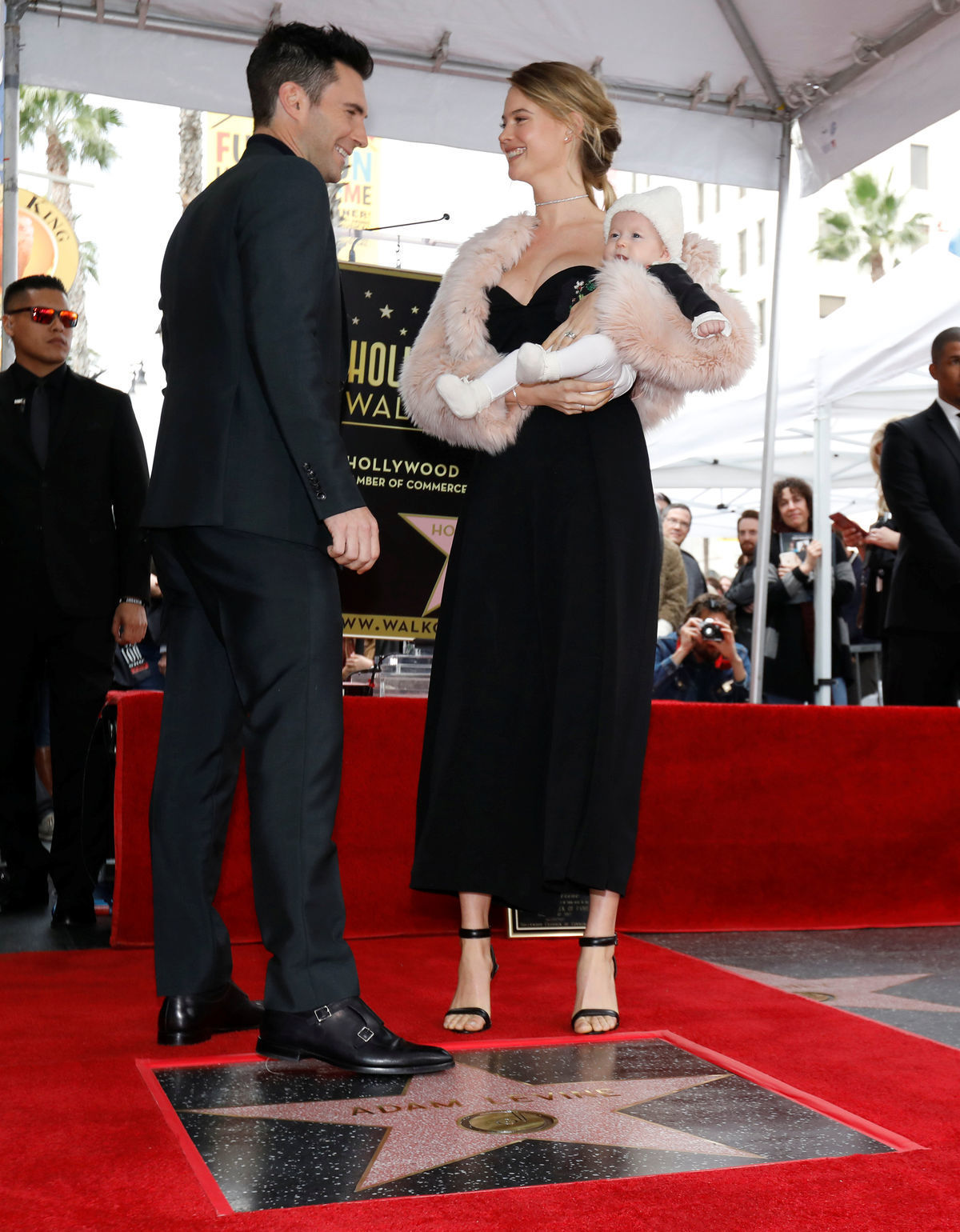 Adam Levine s manželkou Behati Prinsloo a...