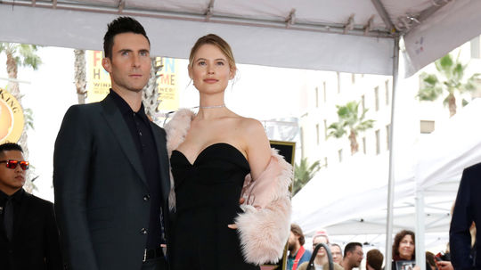 Hudobník Adam Levine a jeho manželka -...