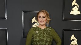 Ocenená Adele prišla v šatách Givenchy Haute Couture.