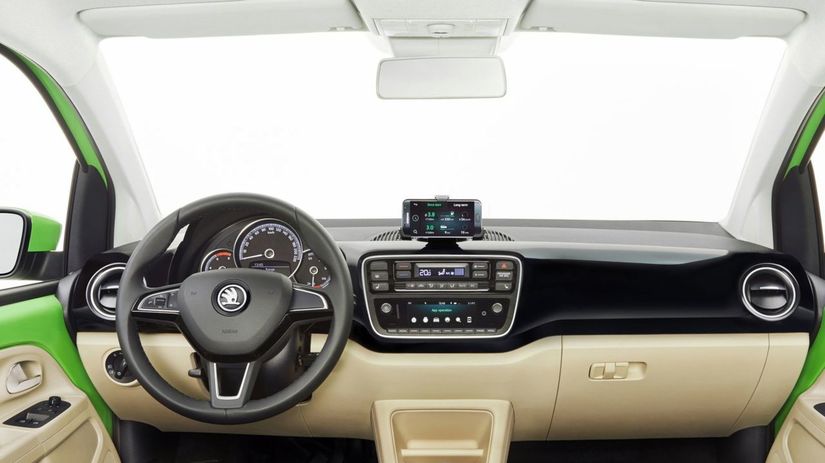 Interiér má nový prístrojový panel a audio s...