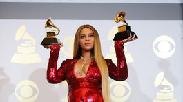 Speváčka Beyonce sa objavila v červenej kreácii od dizajnéra Petra Dundasa.