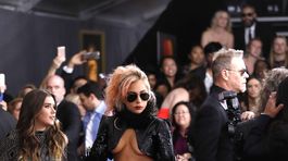 Speváčka Lady Gaga pútala pozornosť svojím odhaľujúcim outfitom. 