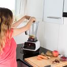 Žena, kuchyňa, mixér, smoothie