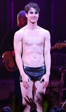 Herec Darren Criss na archívnom zábere.