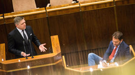 Robert Fico ostáva premiérom, parlament ho neodvolal