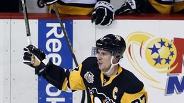 Pánik gólom pomohol Chicagu do play off, Crosby hetrikom zostrelil Floridu