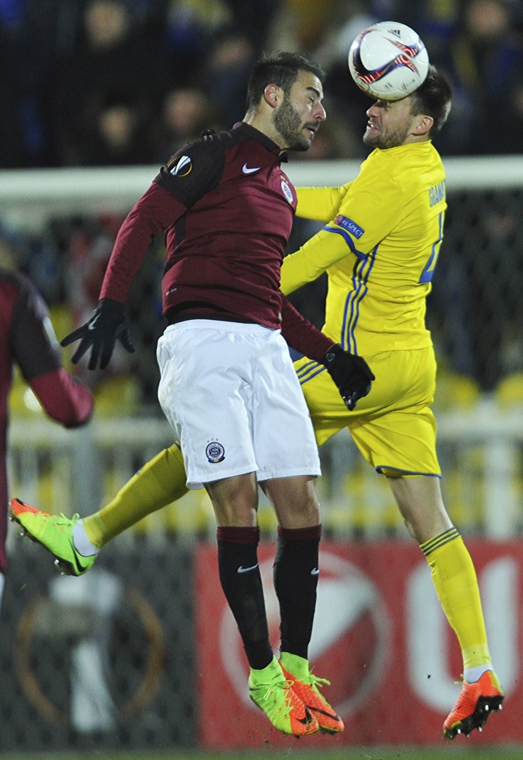 Lukáš Vácha (vľavo) v hlavičkovom súboji s...