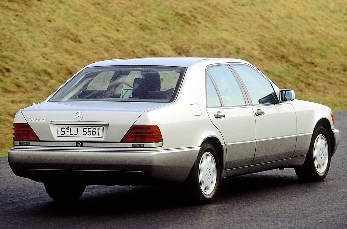 Vzadu mala W140 zrezané svetlá, podobne ako...