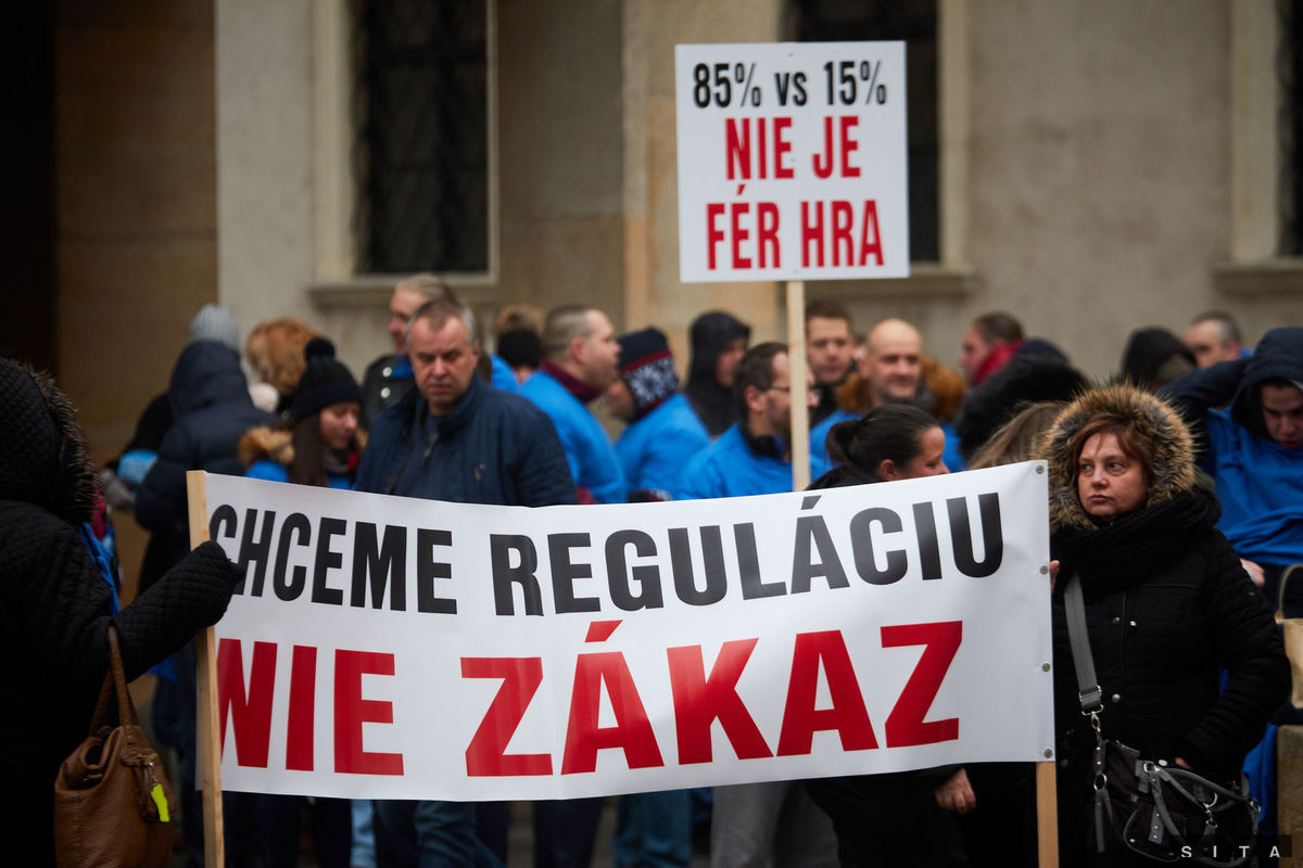 Účastníci protestu proti zákazu hazardu v...