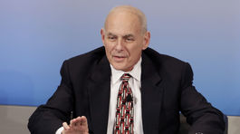 Kelly: Nový dekrét pustí do USA ľudí so zelenou kartou