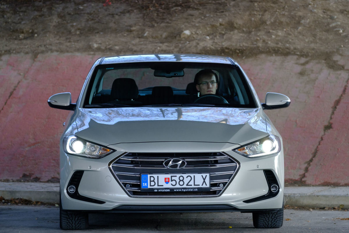 Elantra svojim dizajnom ničím nevyčnieva z davu.