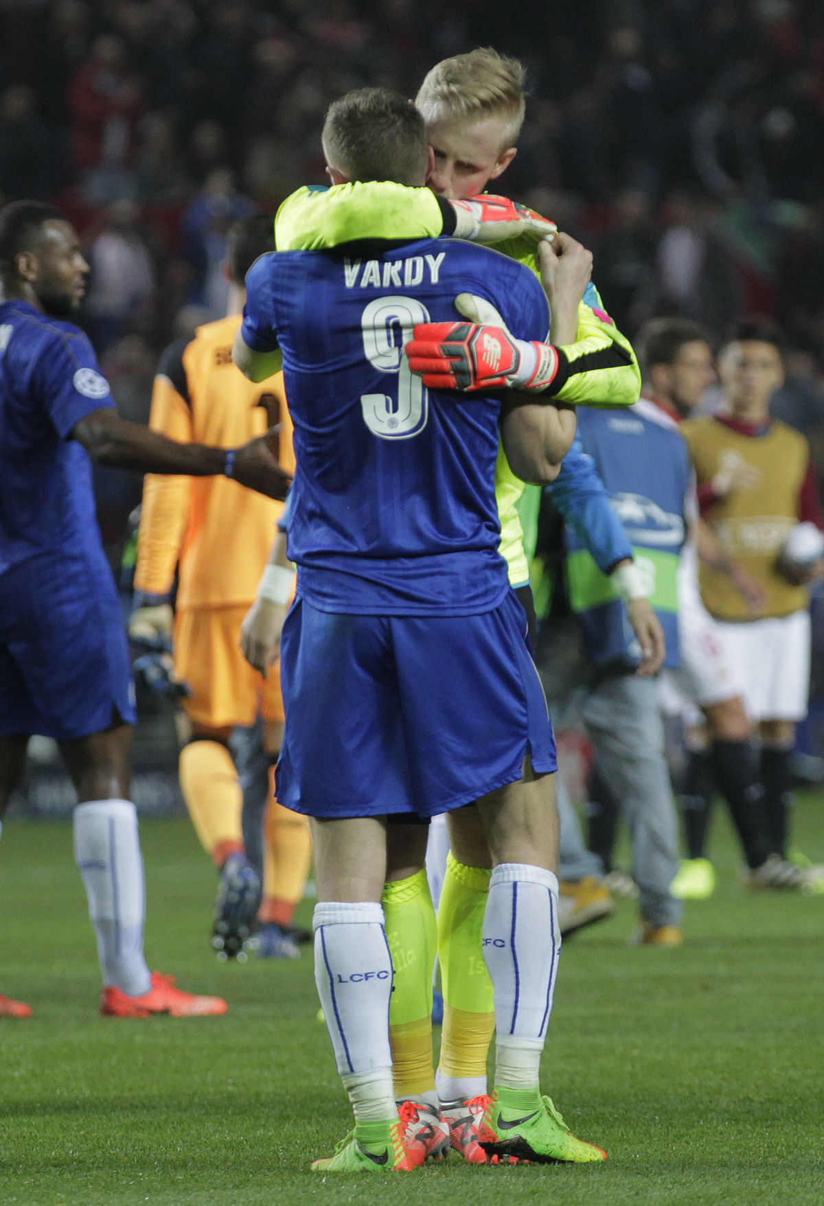 Brankár Leicesteru Kasper Schmeichel v objatí s...