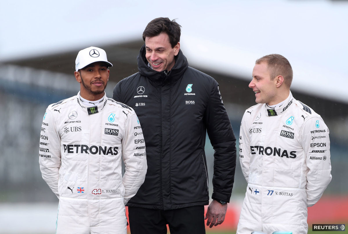 Jazdci Mercedesu Lewis Hamilton (vľavo) a...
