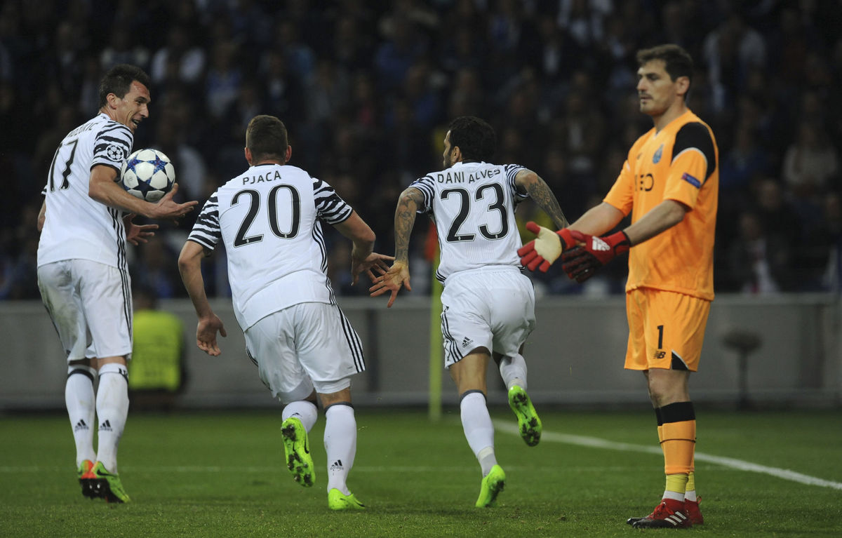 Trojica oslavujúcich hráčov Juventusu Mario...