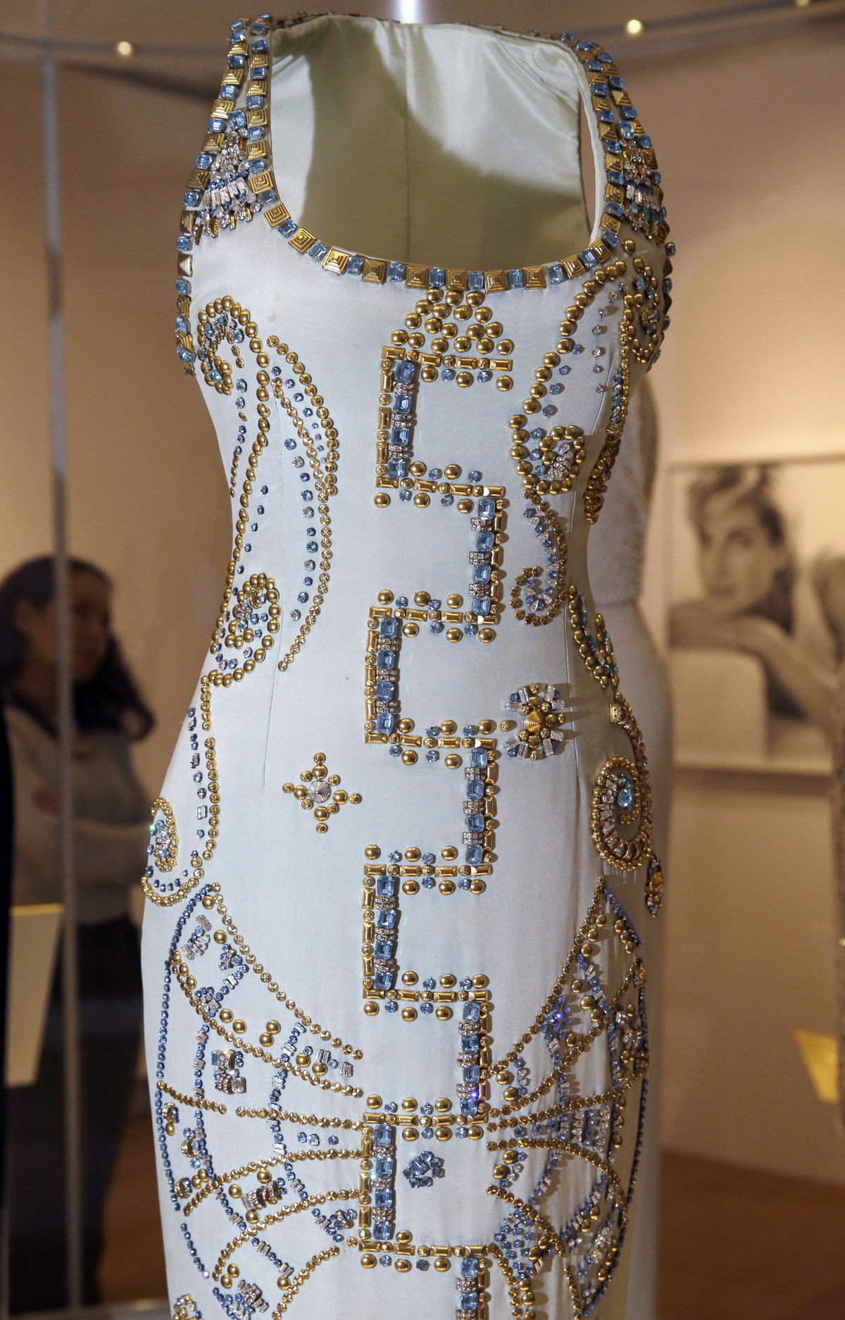 Model šiat Versace, ktorý mala na sebe...