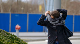 Západné Slovensko zasiahol silný vietor, počasie si vyžiadalo jednu obeť