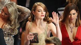 Herečka Emma Stone gestikuluje.