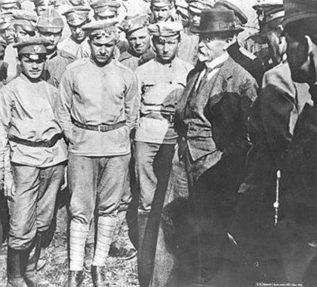 Tomáš G. Masaryk medzi vojakmi 1....