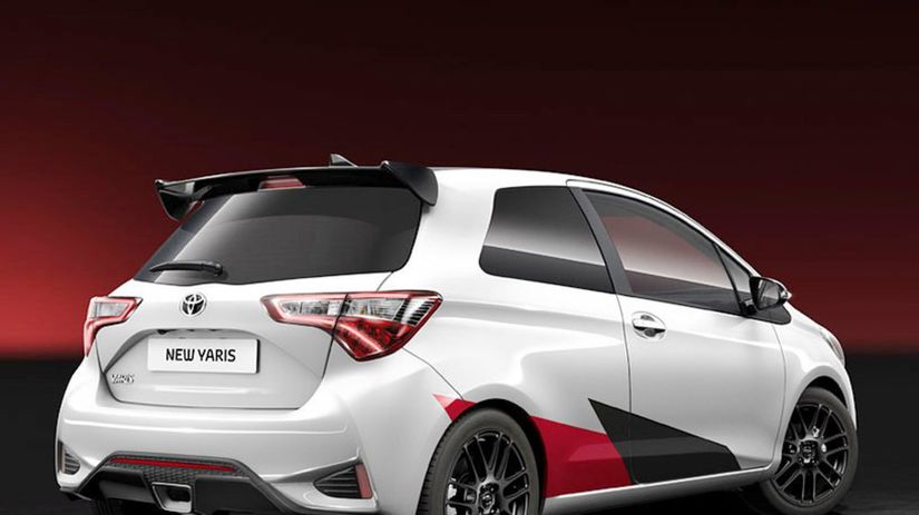 Vzadu dostane Yaris GRMN centrálne vyvedený výfuk.
