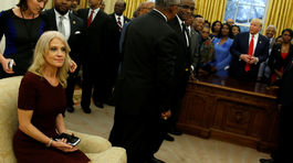 Snímka kľačiacej Trumpovej poradkyne vyvolala rozruch