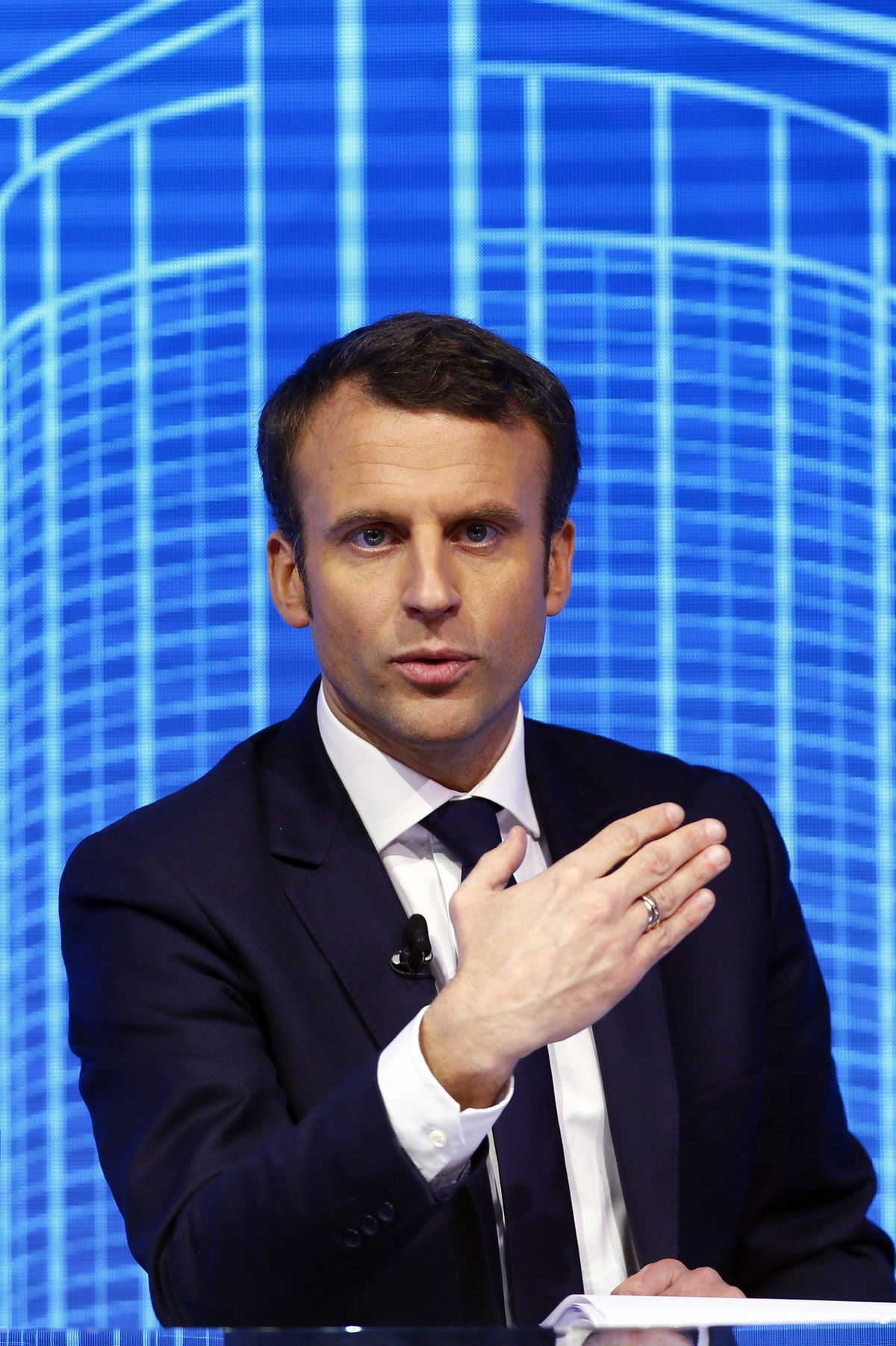Nezávislý centrista Emmanuel Macron má podľa...
