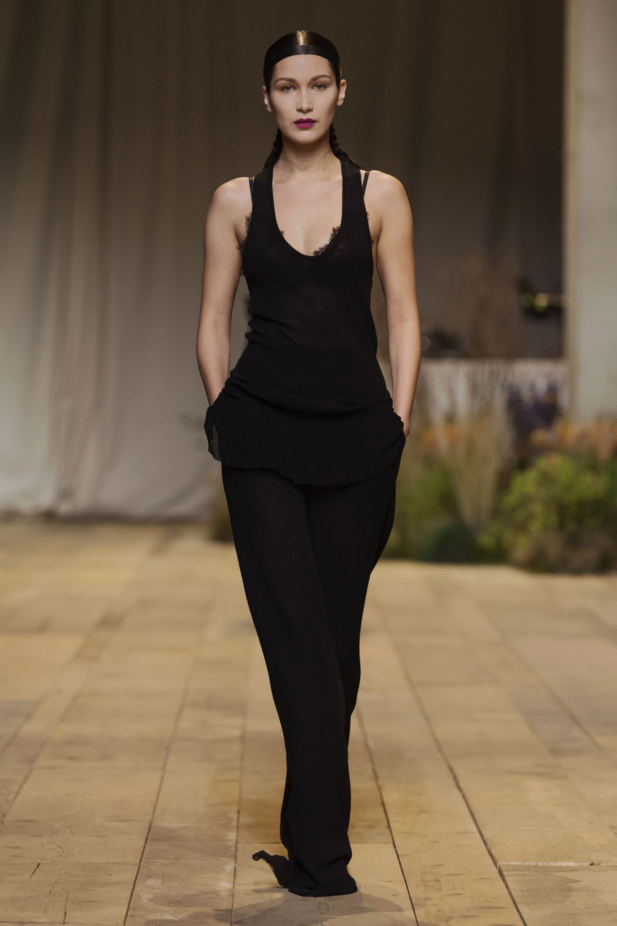 Topmodelka Bella Hadid predvádzala kolekciu...