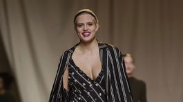 Modelka v šatách z kolekcie H&M Studio Jar-Leto 2017 v Paríži.