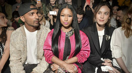 Raperka Nicki Minaj (v strede) s moderátorkou Alexou Chung. 
