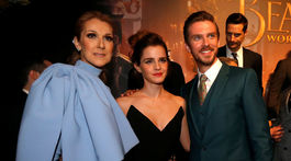 Emma Watson (v strede) a Dan Stevens pózujú so speváčkou Celine Dion 