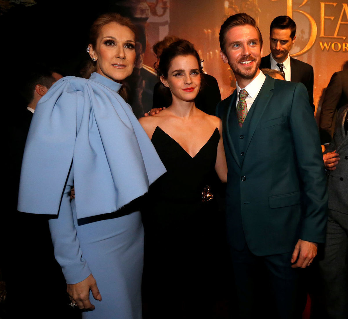 Herci Emma Watson (v strede) a Dan Stevens...