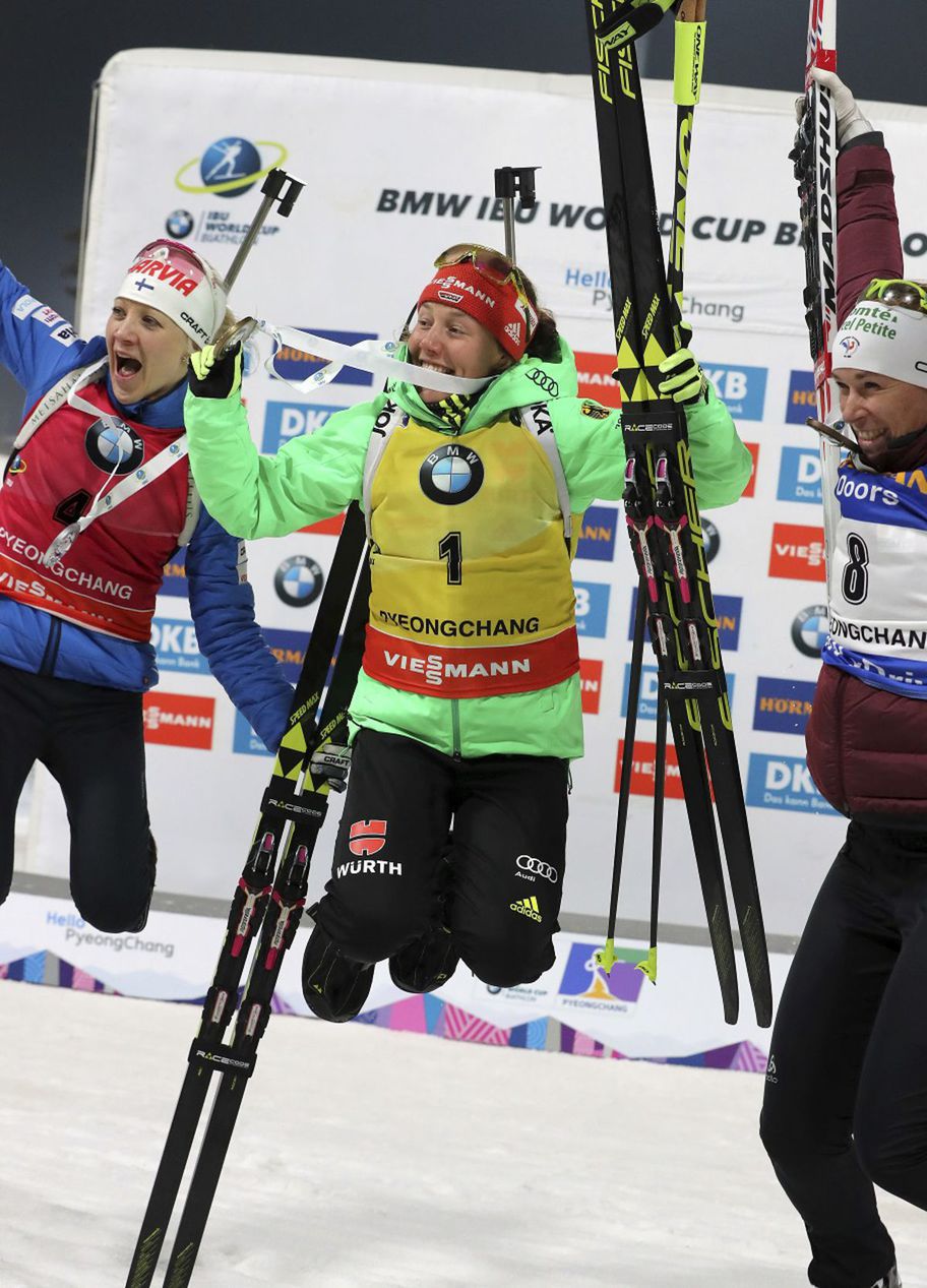 Pódiová radosť trojice Laura Dahlmeierová (v...