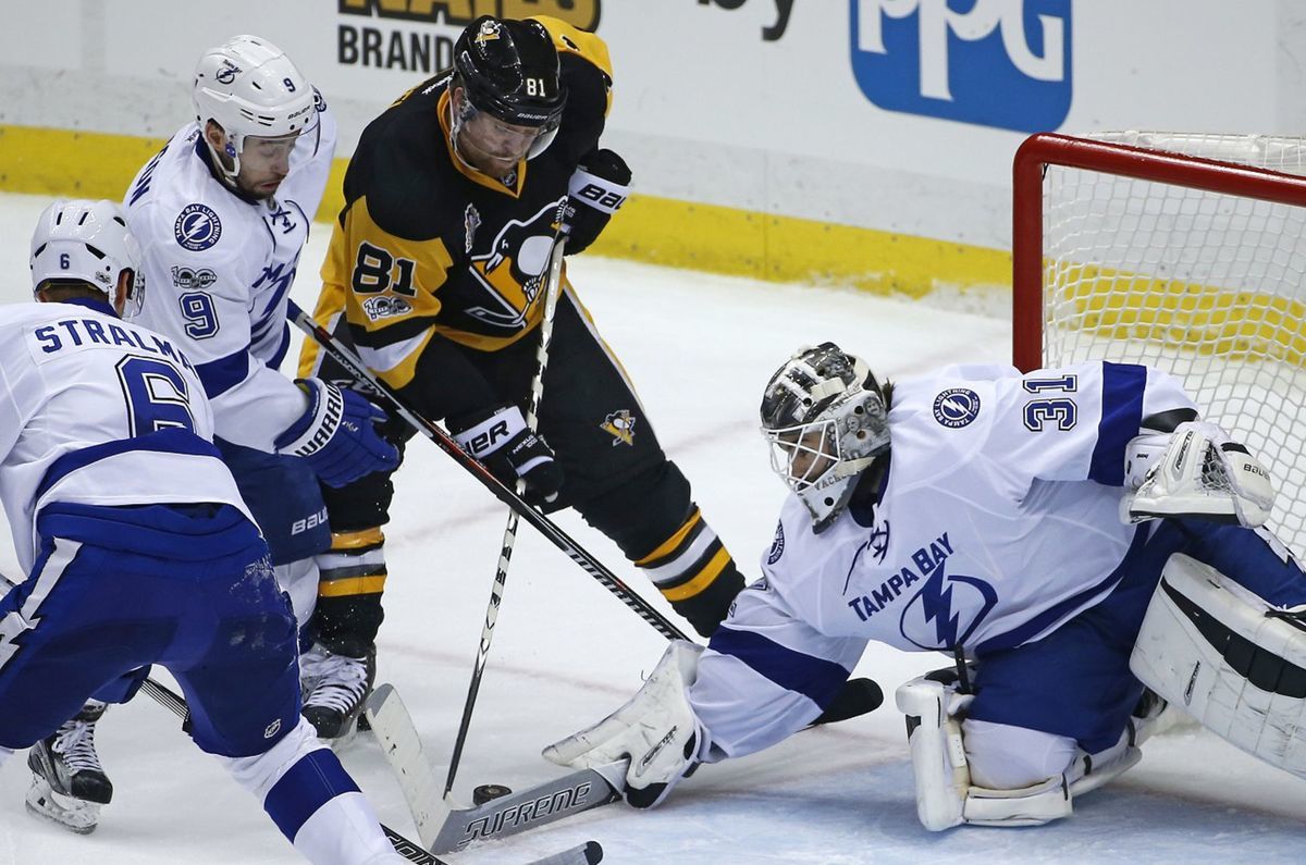 Brankár Tampy Bay Peter Budaj zastavuje strelu...