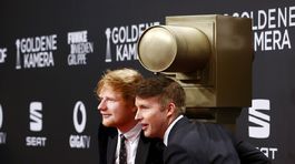 Speváci Ed Sheeran (vľavo) a James Blunt spoločne pózujú fotografom v Hamburgu.