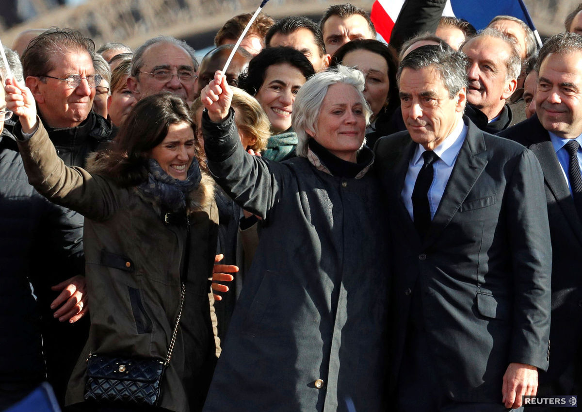 François Fillon s manželkou Penelope a dcérou...