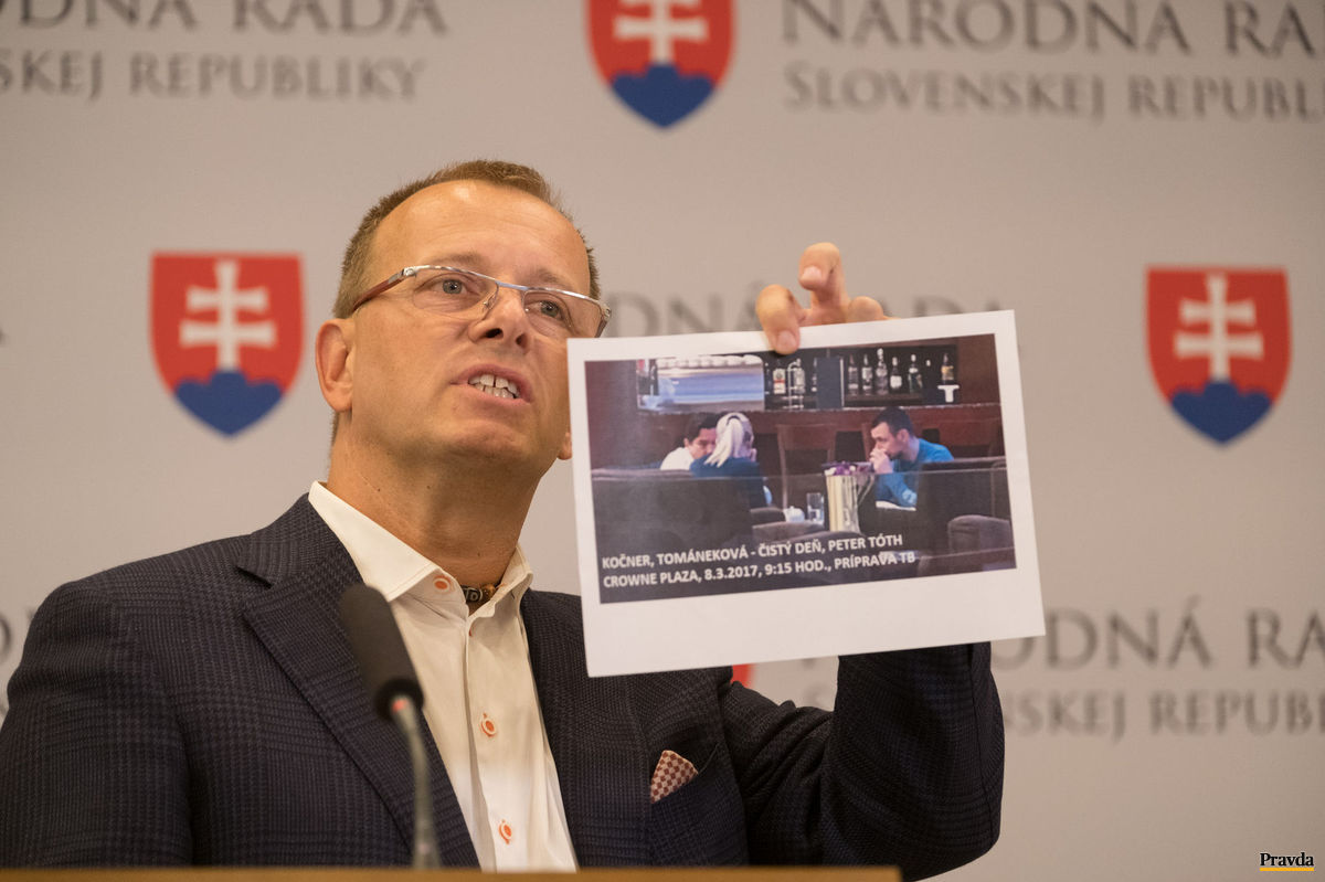 Kollár ukazuje predmetnú fotografiu, na ktorej...