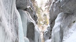 Ľadopády zatarasili turistický chodník v Jánošíkových dierach