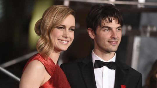Herečka Brie Larson a jej snúbenec Alex Greenwald.