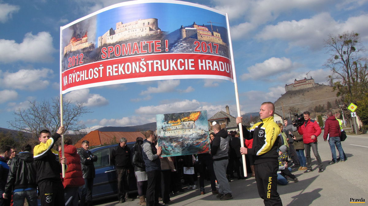 Transparent upozorňujúci vodičov na protestnú...