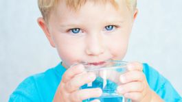 Dospelí si príjem tekutín ustrážia, ale čo deti?