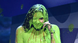 Demi Lovato skončila obalená v zelenom slize.