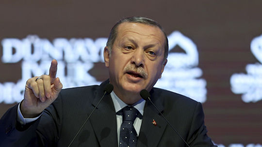 V Turecku zatkli ďalších asi 800 ľudí pre napojenie na Gülena